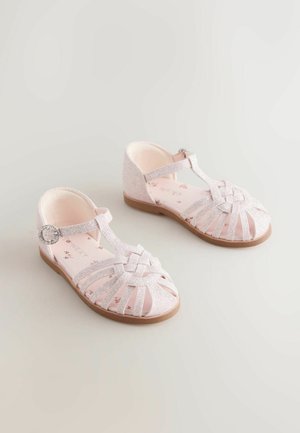 Sandales pailletées roses avec un design de brides tressées, bride en T et fermeture par boucle à la cheville. Semelle intérieure douce avec motif floral à l'intérieur.