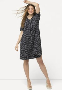 Ulla Popken PRINT - Trikoomekko - black
