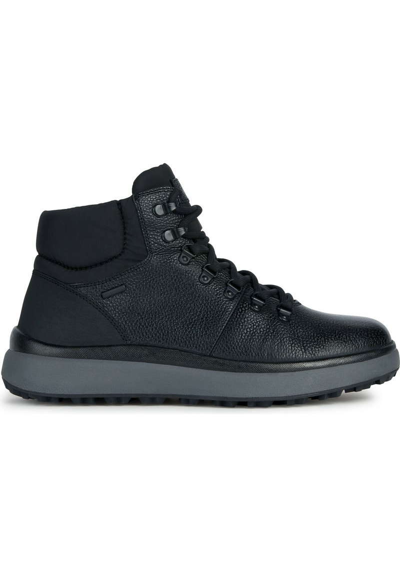 Bottines noires en cuir texturé avec un col rembourré, dotées de lacets noirs et d'une semelle en caoutchouc grise avec un motif de traction.