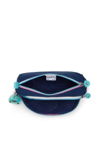 Navyblauwe Kipling pouch met twee ritscompartimenten, heldere turquoise en roze ritsen, en een blauwe harige sleutelhangertje eraan bevestigd.