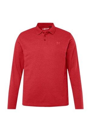Polo de manga larga rojo hecho de tela suave. Cuenta con un collar, tres botones y un logo sutil en el pecho. Textura suave.