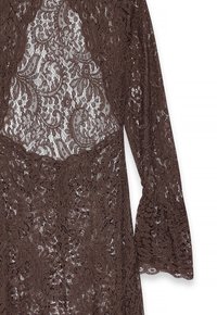 Hnedé čipkované šaty s detailným kvetinovým vzorom, s dlhými zvonovými rukávmi a polopriesvitným povrchom, ktorý zvýrazňuje zložitý dizajn.