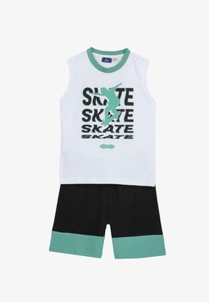 Débardeur blanc avec des accents verts, arborant un graphisme audacieux « SKATE » et une silhouette de skateur. Short noir avec un bord vert à l'ourlet.