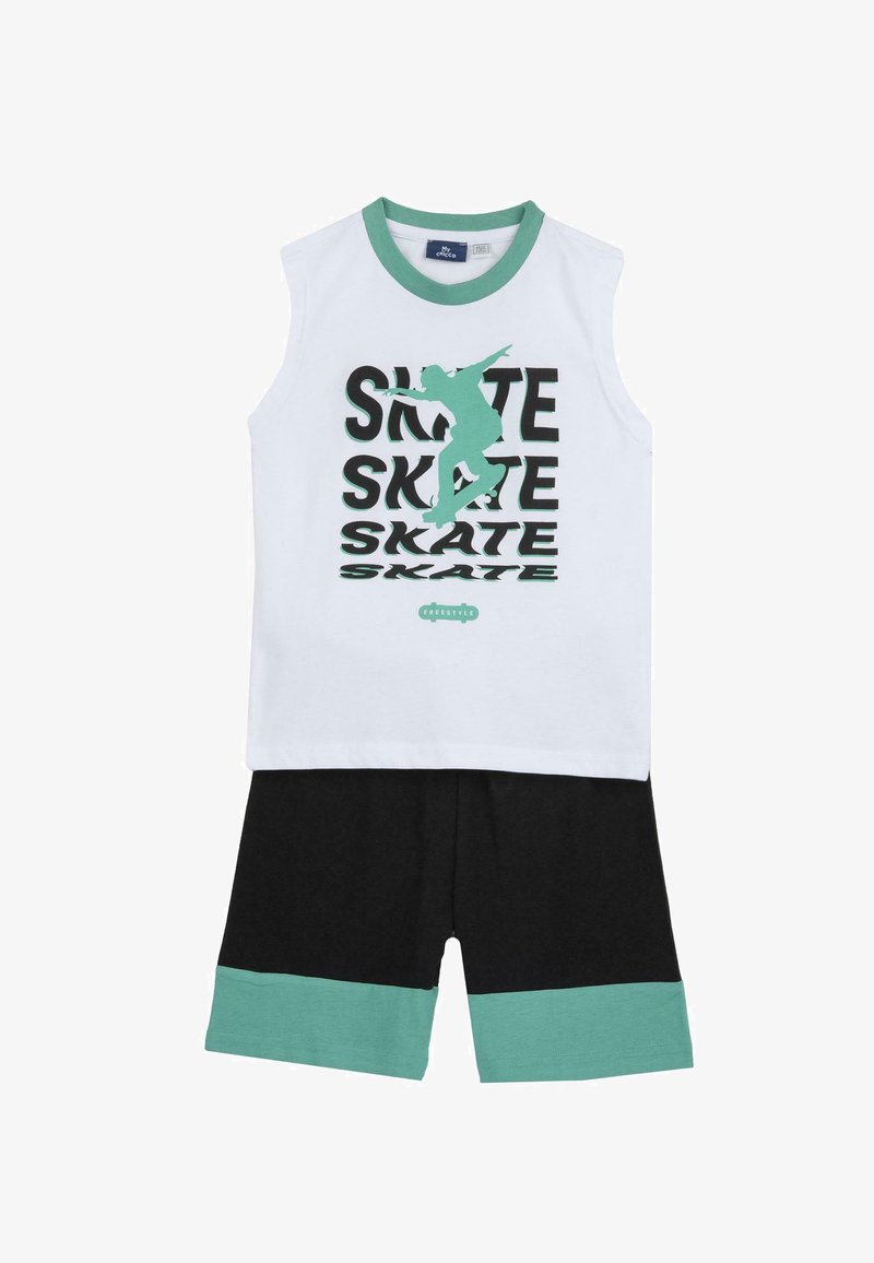 Débardeur blanc avec des accents verts, arborant un graphisme audacieux « SKATE » et une silhouette de skateur. Short noir avec un bord vert à l'ourlet.