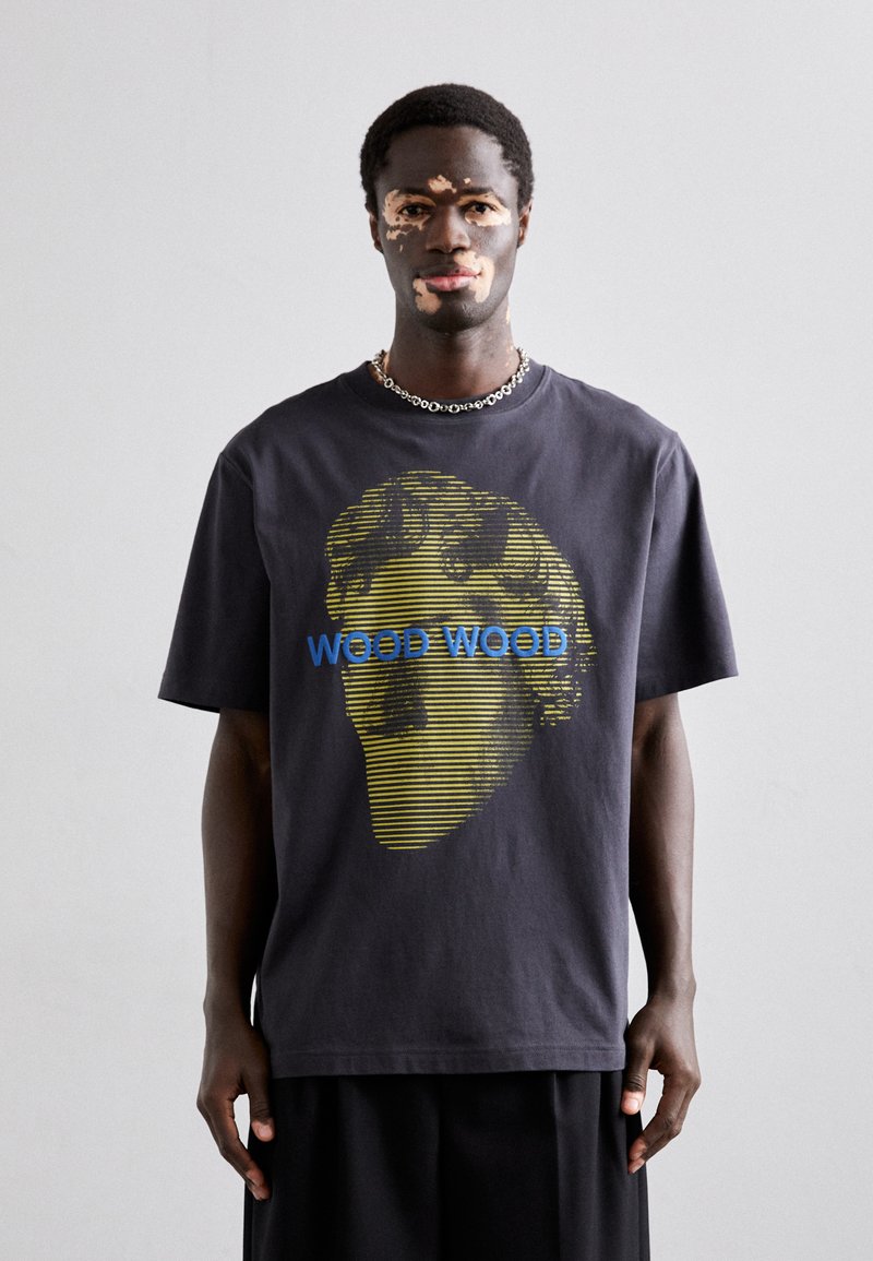 Wood Wood - HAIDER STRIPED FACE - T-shirt con stampa - anthracite, Ingrandire