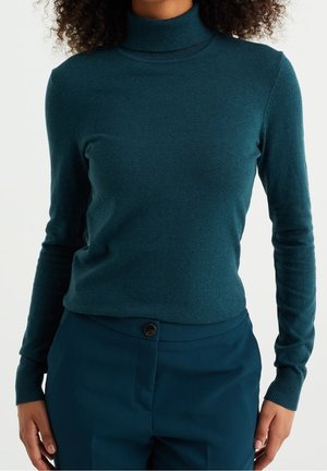 Turquoise coltrui van zacht, gestructureerd breiwerk met lange mouwen, gecombineerd met bijpassende tailor-made broek met knoopdetails.
