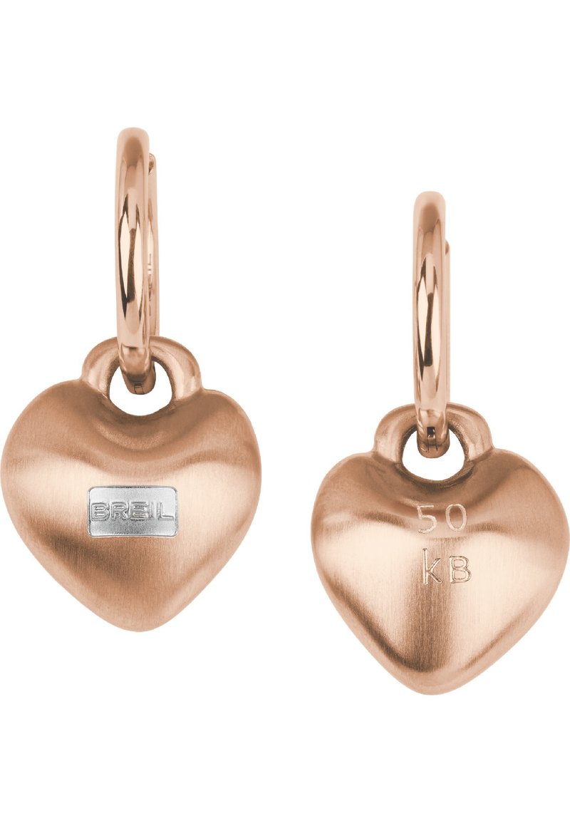 Roséguld hjärtformade örhängen med matt finish, med en silverlogotyp och inristade detaljer, hängande från en slät hoop.