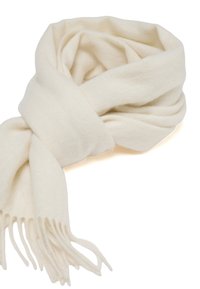 Witte wollen sjaal met een zachte textuur, voorzien van losse franjes aan één uiteinde en een pluizig, knus ontwerp. Opgevouwen en elegant gedrapeerd.