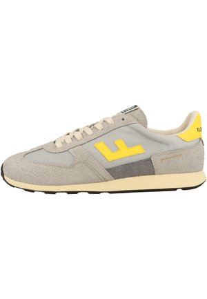 Zapatilla en beige y gris con logo "F" amarillo, parte superior de ante y malla, suela color crema y diseño con cordones, vista desde el lado exterior.