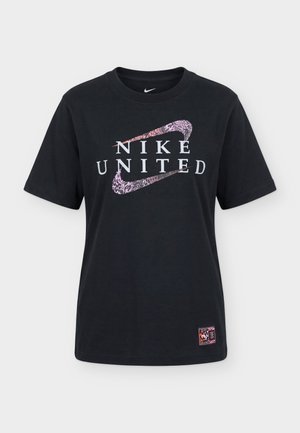 Μαύρο κοντομάνικο μπλουζάκι με ροζ λεοπάρ σχέδιο Nike Swoosh, λευκό κείμενο "NIKE UNITED" στο μπροστινό μέρος και μικρό τυπωμένο λογότυπο κοντά στην άκρη.