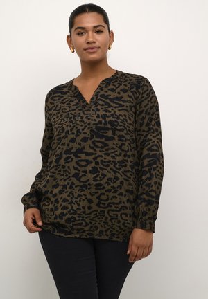 Blouse à imprimé animal en vert foncé et noir, avec un col en V, des manches longues et un tissu fluide avec une texture côtelée.