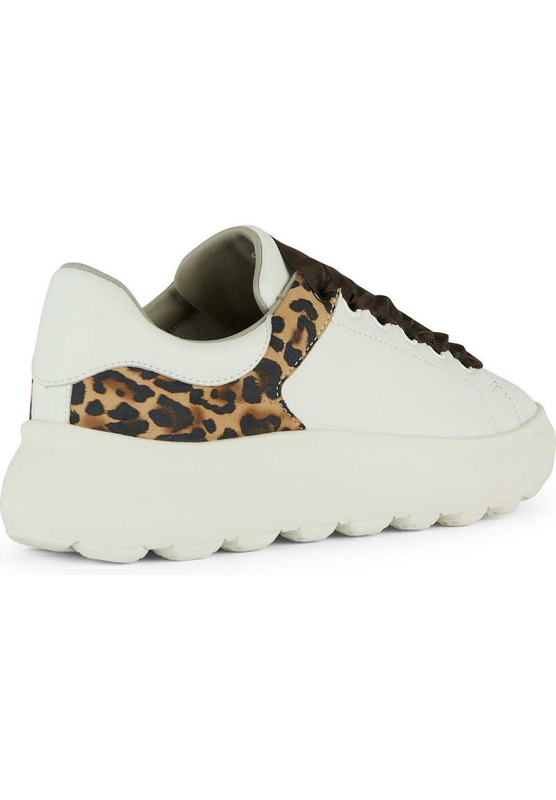 Weiße Ledersneaker mit einer braunen Ripsband-Schnürung, einem Leopardenprint-Akzent an der Seite und einer klobigen, cremefarbenen Sohle.