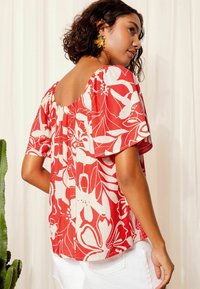 Friends Like These BARDOT NECK FLUTTER SLEEVE - REGULAR FIT - Bluse - red floral