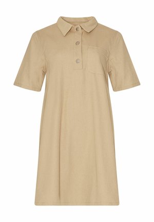 Rochie polo bej cu mâneci scurte, cu guler, trei nasturi metalici și un buzunar la piept, prezentată pe un fundal alb.