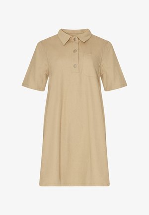 Bézs rövid ujjú galléros pólóruha három fém gombbal és egy mellzsebbel, fehér háttéren bemutatva.