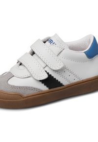 Sneaker bianco con punta in suede grigia e striscia nera. Presenta due strap in Velcro, un accento blu sul tallone e una suola in gomma marrone.