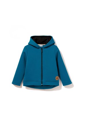 Dziecięca bluza z kapturem na zamek w kolorze niebieskozielonym, z czarną podszewką od wewnątrz, długimi rękawami oraz okrągłą naszywką w pobliżu dolnego brzegu po lewej stronie.