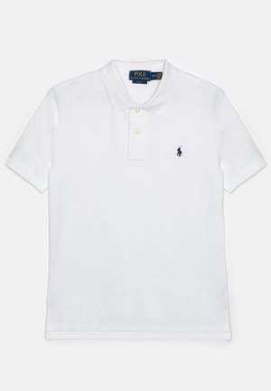 Biała koszulka polo wykonana z bawełny, z klasycznym kołnierzykiem, trzema guzikami z przodu i małym granatowym logo po lewej stronie. Miękka faktura.
