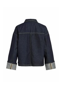 Donkerblauwe denimjas met opgerolde manchet die grijs stof en twee beige strepen laat zien, gezien vanaf de achterkant op een witte achtergrond.