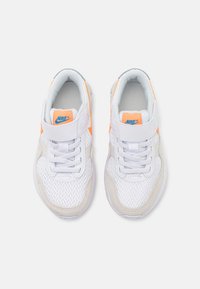 Nike Sportswear AIR MAX SYSTM UNISEX - Sneaker low - white/total orange/phantom/photon dust