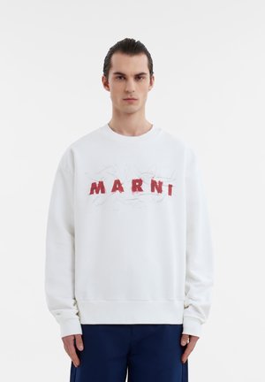 Sweatshirt blanc avec logo Marni en rouge. Il a un col rond, une coupe décontractée et des poignets côtelés. Fabriqué en tissu doux et texturé.