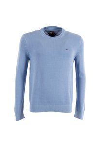 Maglione lavorato a maglia di colore azzurro chiaro con scollo rotondo, polsini e orlo a costine, con un piccolo logo ricamato sul petto.