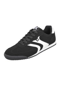 Zapatillas deportivas negras con parte superior tipo gamuza, detalles en blanco, puntera redonda y suela de goma texturizada con un patrón de relieve.