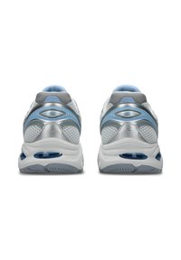 Lätta atletiska skor med ett grått mesh-övre, blå accenter, dämpad sula och förstärkt häl-design.