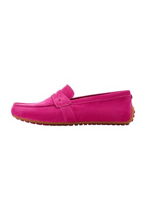 Mocasín de ante rosa con puntera redondeada, detalles cosidos y suela de goma. Una textura suave y líneas limpias definen su diseño.