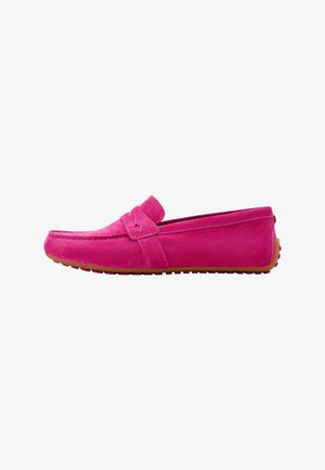 Mocasín de ante rosa con puntera redondeada, detalles cosidos y suela de goma. Una textura suave y líneas limpias definen su diseño.