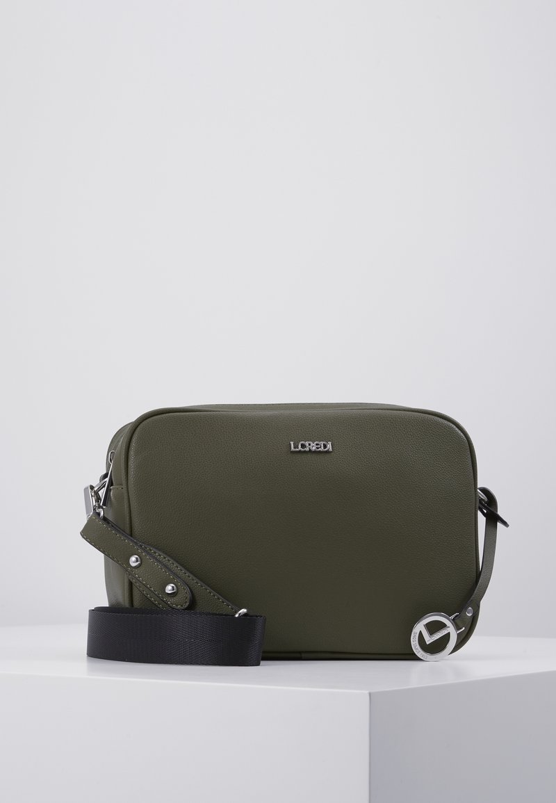 Grøn læder crossbody taske med en rektangulær form, der har en tekstureret overflade, sølvhardware og en aftagelig sort rem.