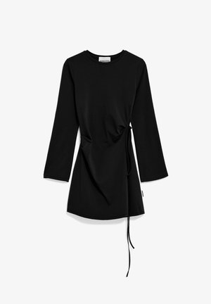Vestido negro de manga larga hecho de una tela suave, con un nudo drapeado en el lateral y un escote redondo, con un dobladillo recto y un detalle mínimo.