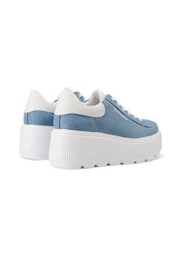 Sneakers platform in denim blu con suole e dettagli in gomma bianca, caratterizzati da punte arrotondate e design con lacci.