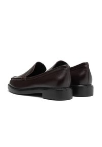 Pruuni nahast loafers, millel on madal kand, ümar toe ja tikandi aktsendid vampi kohal. Must kummist tald vastupidavuseks.