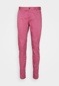 Różowe chinosy męskie o dopasowanym kroju, z paskiem, z zapięciem na guzik i kieszeniami z przodu, prezentowane na białym tle.