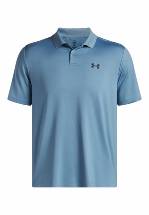 Svetlo modra polo majica iz gladkega, zračnega materiala, z zloženim ovratnikom, kratkimi rokavi in črnim logotipom na levi strani prsnega koša.