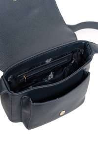 Borsa a spalla in pelle strutturata blu navy con chiusura superiore sicura, ferrature dorate e molteplici scomparti interni per l'organizzazione.