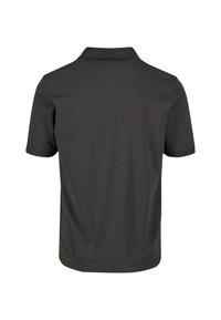 Tmavošedé polo tričko s krátkymi rukávmi, klasickým golierom, hladkou štruktúrou a minimalistickým dizajnom. Žiadne ozdoby nie sú viditeľné.