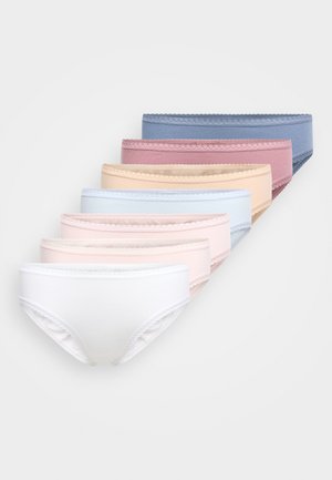 Packung mit sieben Baumwollslips in verschiedenen Farben: Weiß, Hellrosa, Hellblau, Beige, Staubrosa, Helllila und Blau. Spitzendetails am Saum.