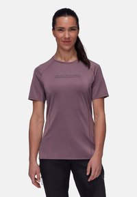 Kortärmad lavendel färgad t-shirt i funktionsmaterial med rund halsringning och kontrasterande sömmar. Har "MAMMUT"-logotyp på framsidan.