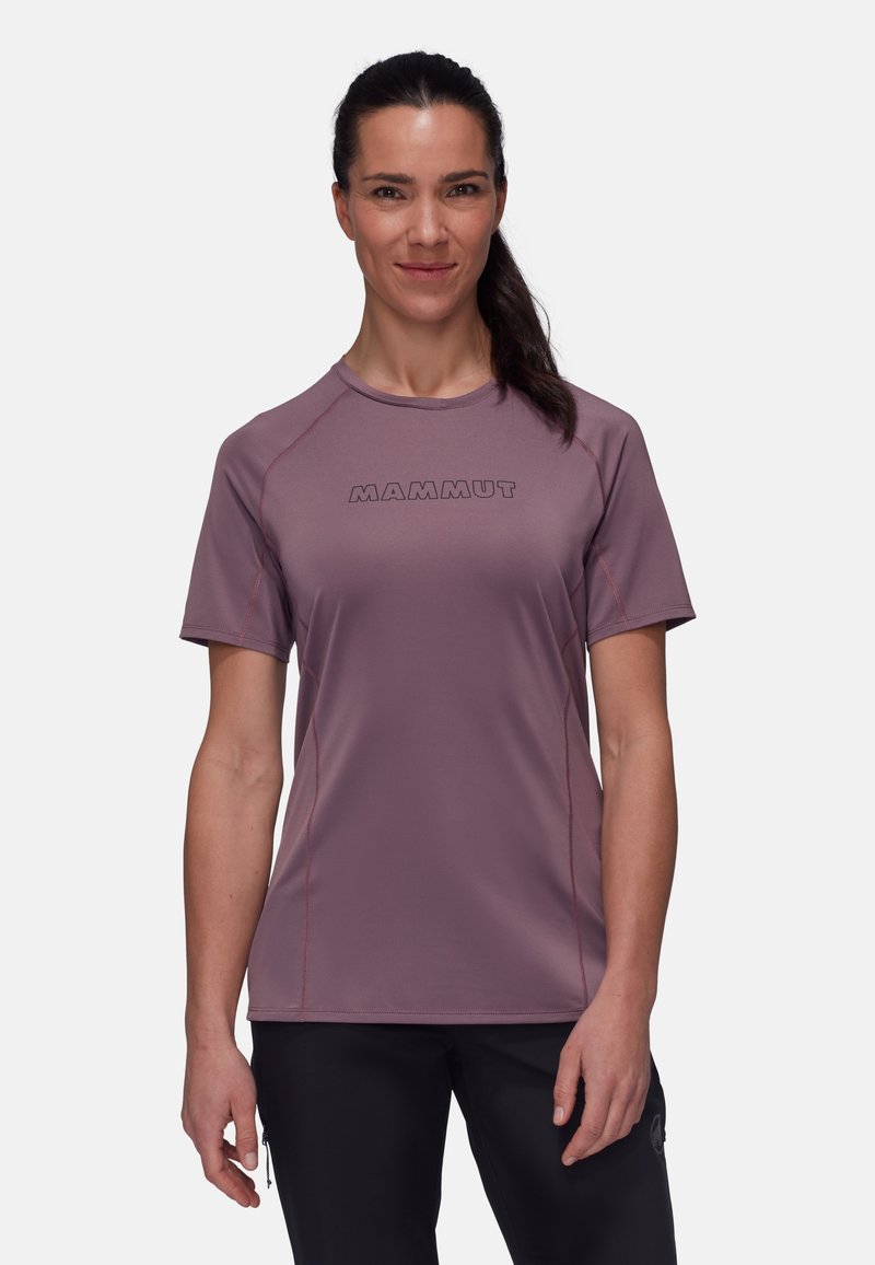 Kortärmad lavendel färgad t-shirt i funktionsmaterial med rund halsringning och kontrasterande sömmar. Har "MAMMUT"-logotyp på framsidan.