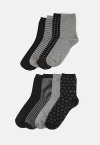 Conjunto de seis calcetines con varios patrones: negro y gris sólidos, rayas y lunares. Hechos de una tela suave y elástica.