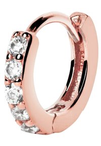 Boucle d'oreille en or rose avec cinq pierres en zircon cubique transparent et rondes, serties dans un canal courbé. Fini lisse et poli avec un fermoir à charnière.
