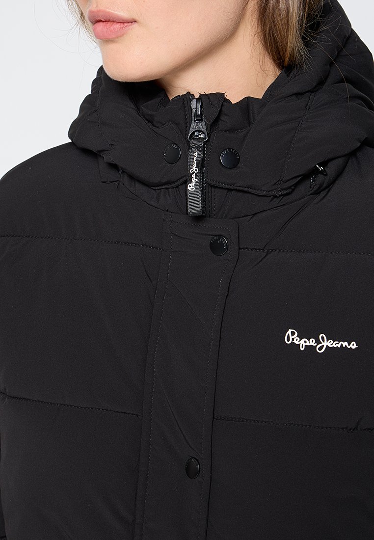Doudoune noire avec col montant, fermeture éclair et bouton-pression, et logo "Pepe Jeans" blanc sur la poitrine. Matériau lisse et résistant à l'eau.