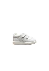 Sneaker bianco in pelle con doppie fascette in velcro, dettagli perforati e suola in gomma testurizzata. Design a punta rotonda, stile minimalista.