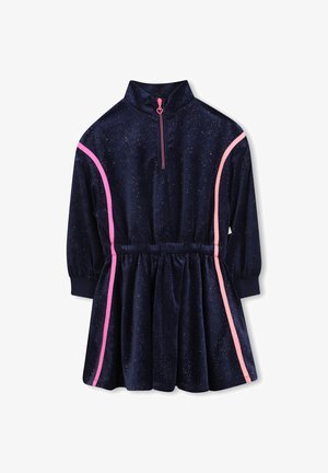 Granatowa sukienka z weluru z wysokim kołnierzem, półzamkiem z przodu, elastycznym pasem i różowymi akcentami na bokach. Posiada błyszczącą fakturę.