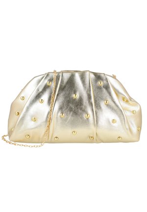 Bolso de mano metálico dorado con tachuelas redondeadas y una correa fina de cadena dorada, con un diseño plisado y recogido.
