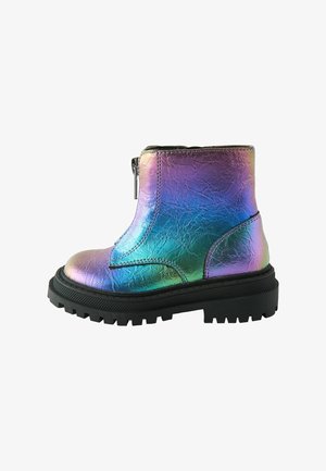 Botine multicolore cu nuanțe de curcubeu, dintr-un material sintetic texturat, cu fermoar lateral, talpă chunky neagră și model de profil dur.