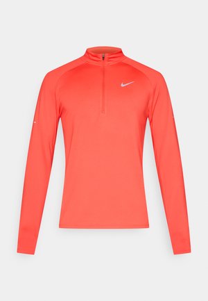 Langärmeliges Quarter-Zip-Oberteil in hellem Korallenrot mit glattem, sportlichem Schnitt. Mit reflektierendem Nike-Logo auf der Brust und Akzenten an den Schultern.
