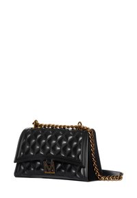 Borsa a tracolla in pelle nera trapuntata con catena dorata e un logo in metallo. Caratterizzata da una forma strutturata e chiusura a patta.